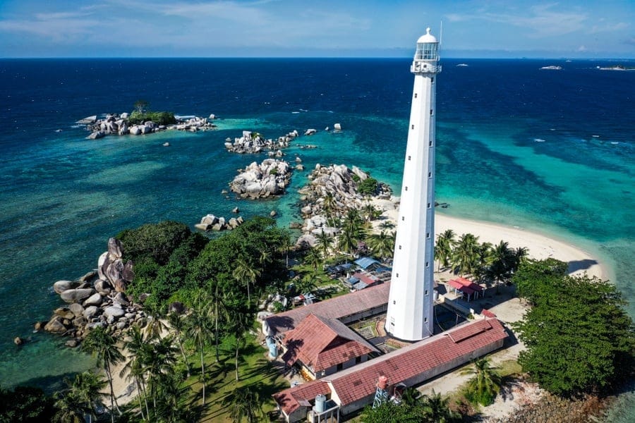 Pulau Lengkuas, Kombinasi Sempurna Sejarah, Pantai, dan Laut Biru