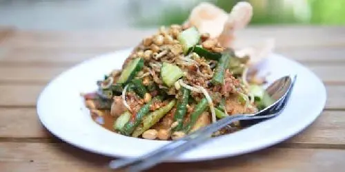 Lontong Pecel, Salad Tradisional Indonesia yang Kaya Rasa dan Gizi