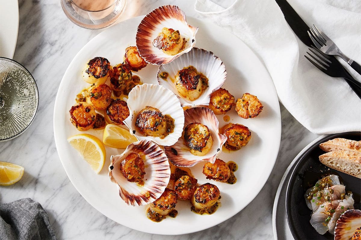 Scallops in Café de Paris Butter, Hidangan Seafood Mewah dengan Saus Mentega Herb yang Legendaris