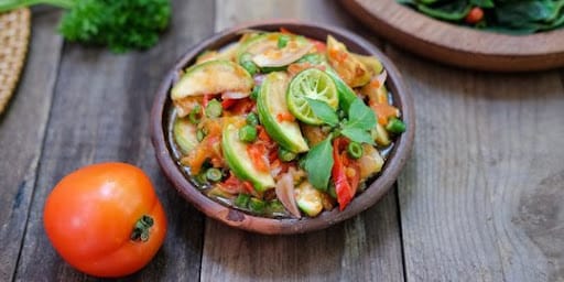 Beberuk Terong, Salad Segar Khas Lombok yang Kaya Rasa dan Tradisi Sasak