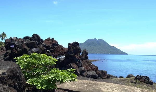 Sunset Epik di Batu Angus Ternate, Ombak Ganas dan Langit Jingga yang Romantis