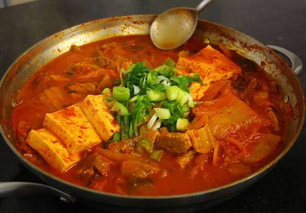 Kimchi Jjigae, Sup Legendaris Korea dengan Rasa Pedas Asam yang Menghangatkan