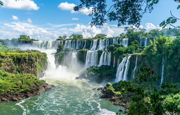 Air Terjun Iguazú, Keajaiban Alam yang Memukau di Perbatasan Argentina-Brazil