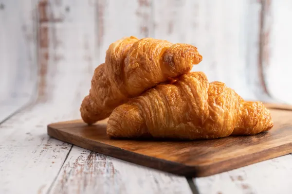 Croissant, Pastry Ikonik yang Renyah, Buttery, dan Penuh Sejarah